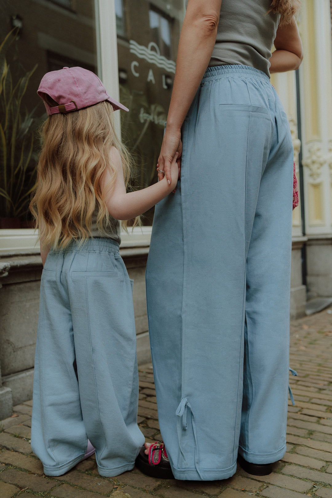 Matching-mom-daughter-blue-pants-outfit-street-style