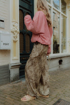 Mom outfit with leopard pants and gingham jacket side view streetstyle look